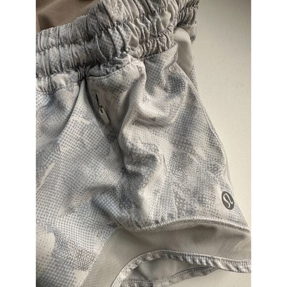 Lululemon Hotty Hot Short 2.5" Lined White Gray Printed Shorts Women's Size 6 - Picture 5 of 12